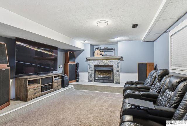 1415 Skyline Drive, Omaha, NE 68022