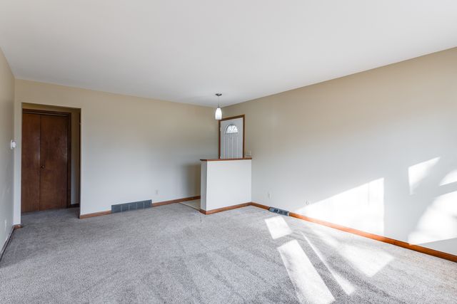 1131 Johnston Drive, Aurora, IL 60506