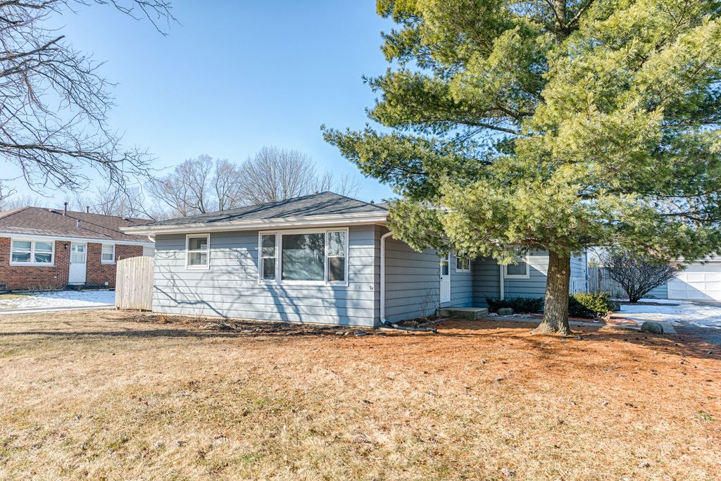 1131 Johnston Drive, Aurora, IL 60506