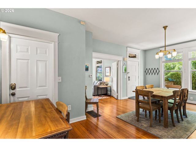 737 Ne SKIDMORE St, Portland, OR 97211