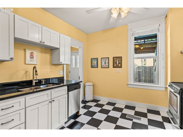 737 Ne SKIDMORE St, Portland, OR 97211