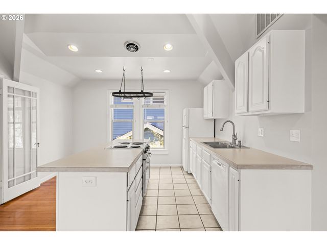 737 Ne SKIDMORE St, Portland, OR 97211