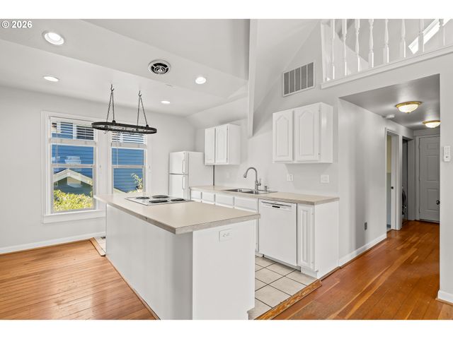 737 Ne SKIDMORE St, Portland, OR 97211