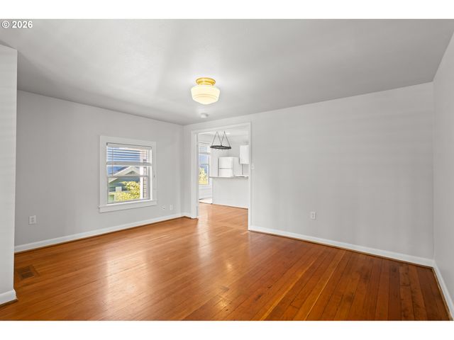 737 Ne SKIDMORE St, Portland, OR 97211