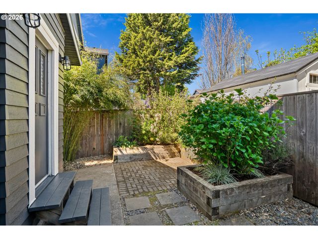 737 Ne SKIDMORE St, Portland, OR 97211