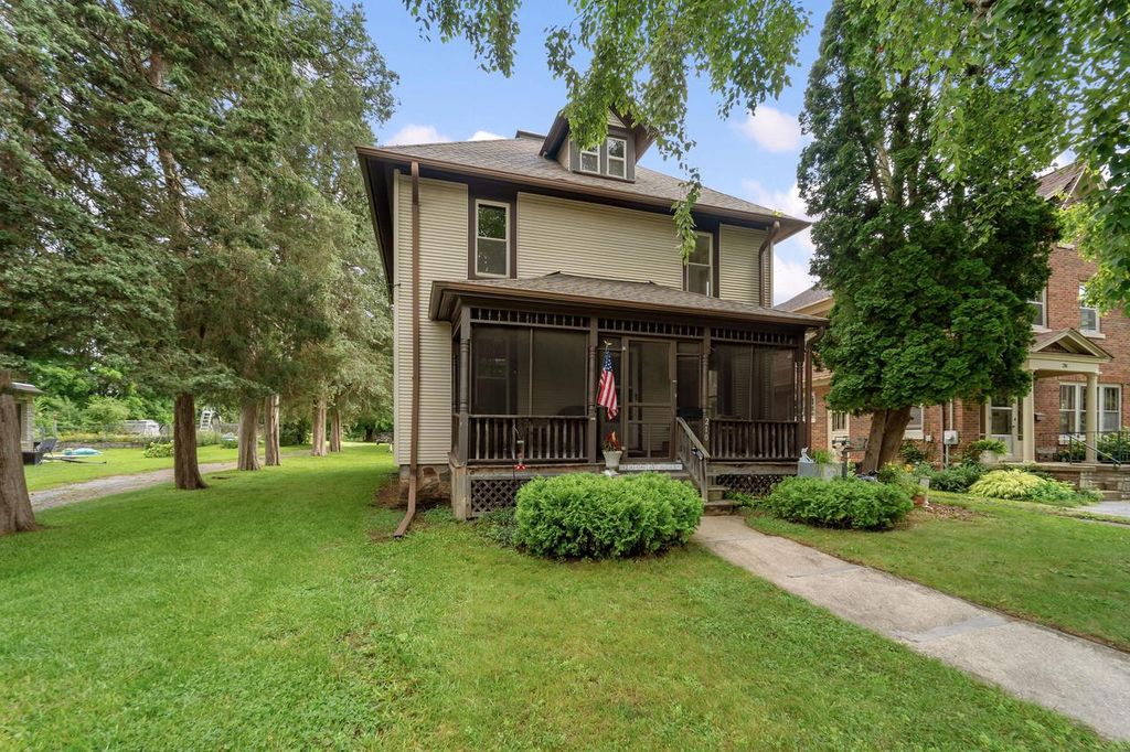 210 Oakland AVENUE, Mukwonago, WI 53149