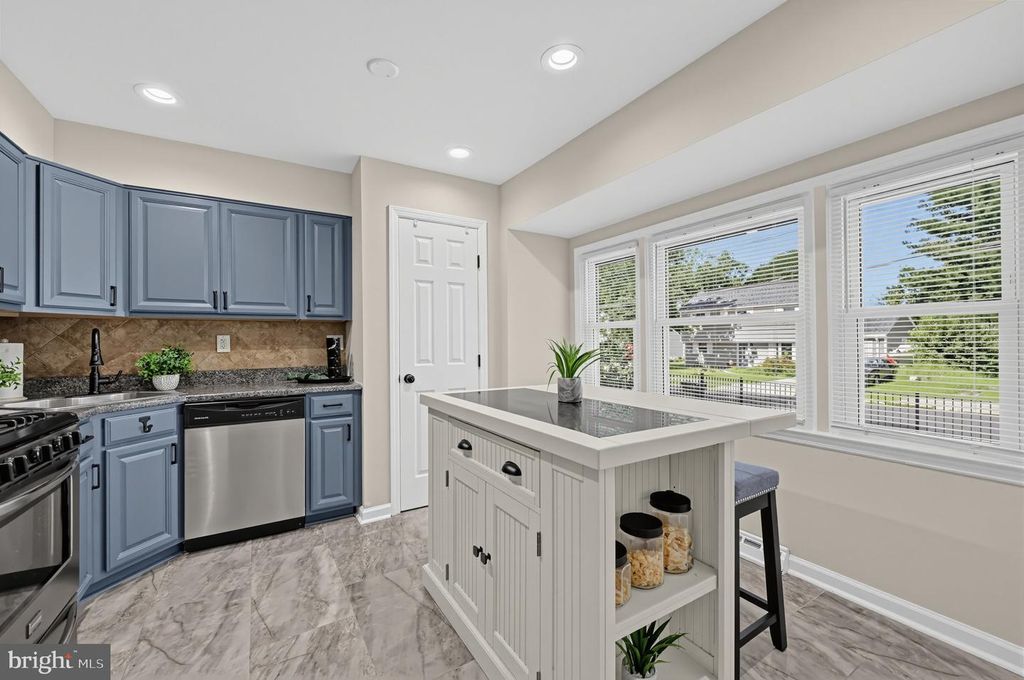 588 BARLOW AVE, WEST DEPTFORD, NJ 08096 — exterior