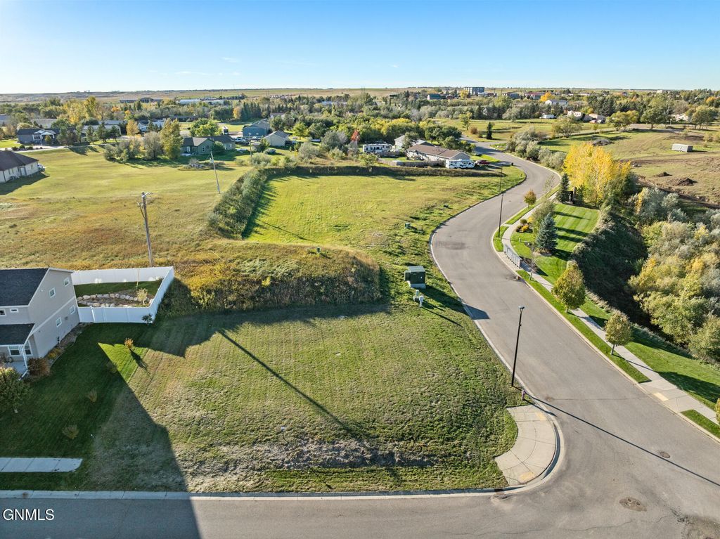 6923 University Avenue N, Williston, ND 58801 photo 2