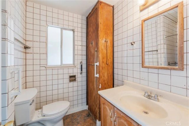 331 E. Olive Ave., La Habra, CA 90631