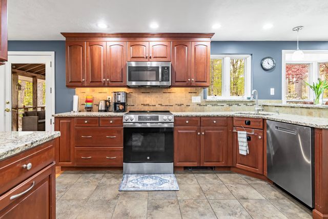 4 Cherokee Court, Londonderry, NH 03053