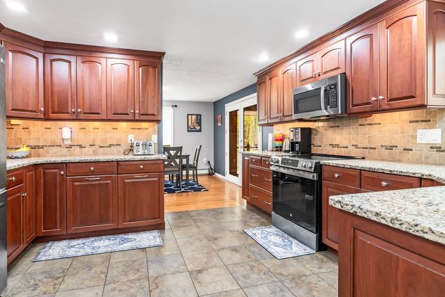 4 Cherokee Court, Londonderry, NH 03053