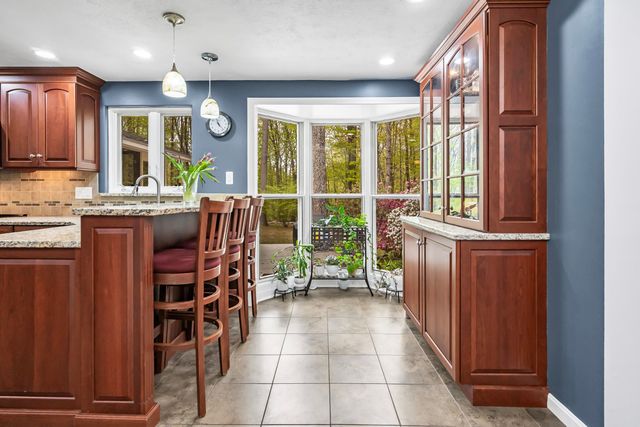 4 Cherokee Court, Londonderry, NH 03053