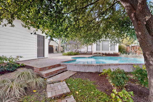 2323 Barberry Drive, Dallas, TX 75211