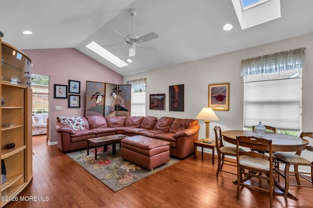 30 Strawberry Lane, Lakewood, NJ 08701