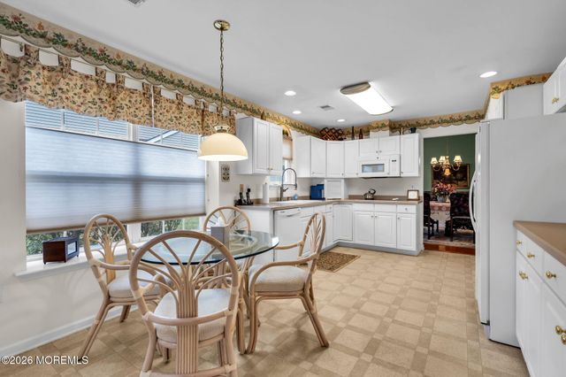 30 Strawberry Lane, Lakewood, NJ 08701