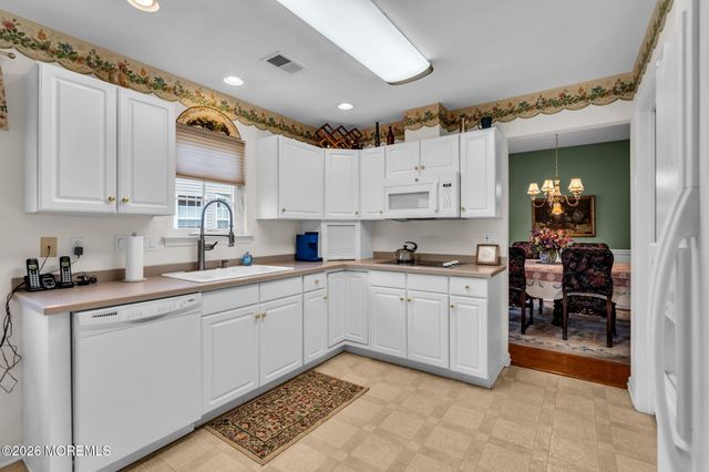 30 Strawberry Lane, Lakewood, NJ 08701