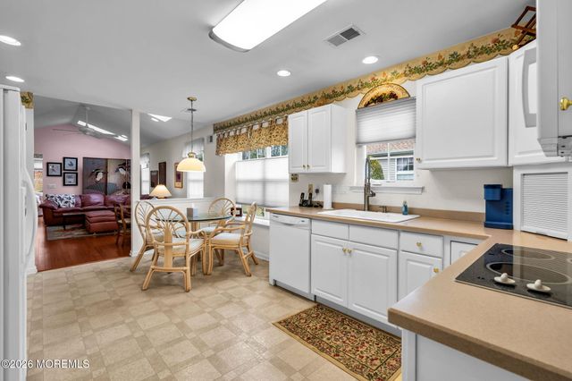 30 Strawberry Lane, Lakewood, NJ 08701