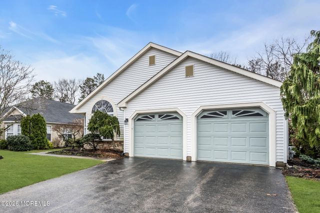 30 Strawberry Lane, Lakewood, NJ 08701