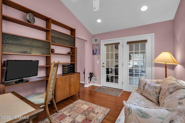 30 Strawberry Lane, Lakewood, NJ 08701