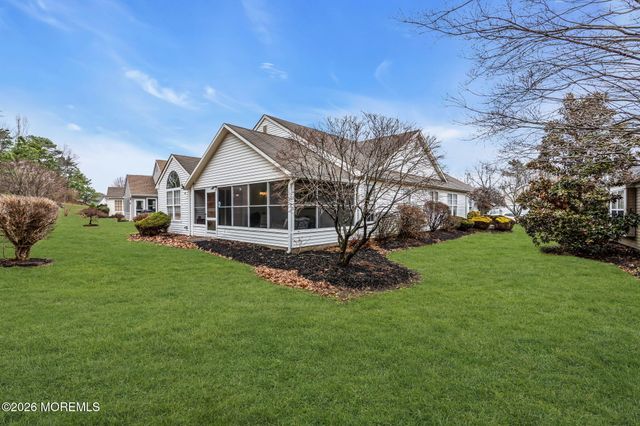 30 Strawberry Lane, Lakewood, NJ 08701