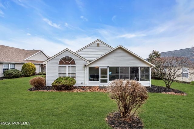 30 Strawberry Lane, Lakewood, NJ 08701