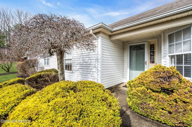 30 Strawberry Lane, Lakewood, NJ 08701