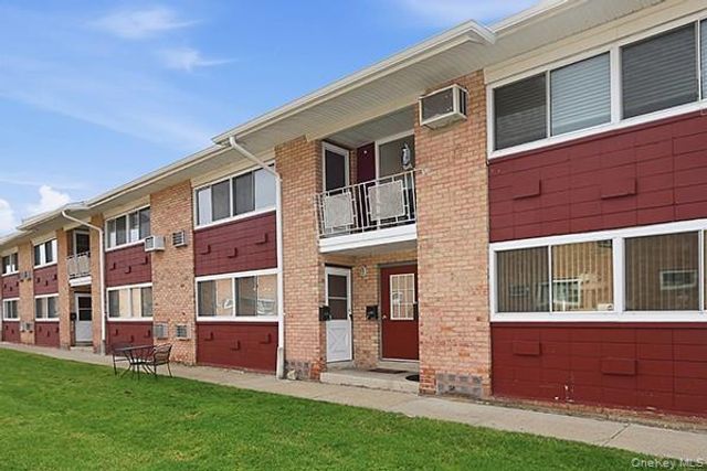 400 Fulton Street 14C, Farmingdale, NY 11735