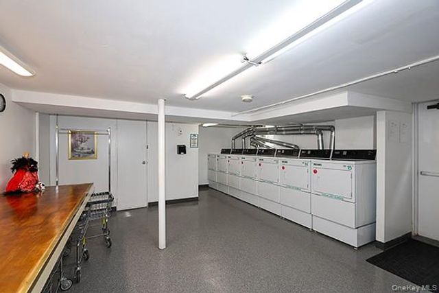 400 Fulton Street 14C, Farmingdale, NY 11735