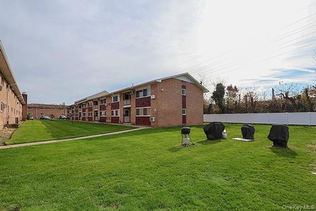 400 Fulton Street 14C, Farmingdale, NY 11735