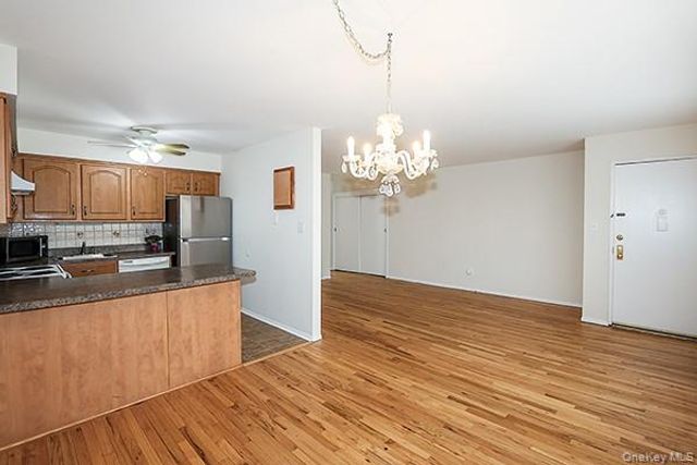 400 Fulton Street 14C, Farmingdale, NY 11735