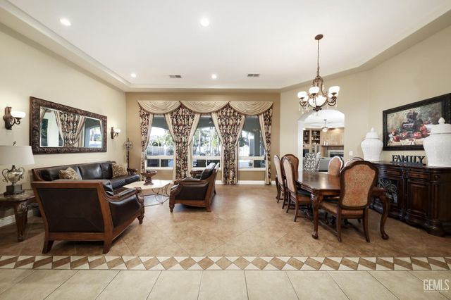 12700 Clay Creek Court, Bakersfield, CA 93312