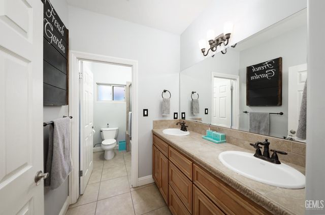 12700 Clay Creek Court, Bakersfield, CA 93312