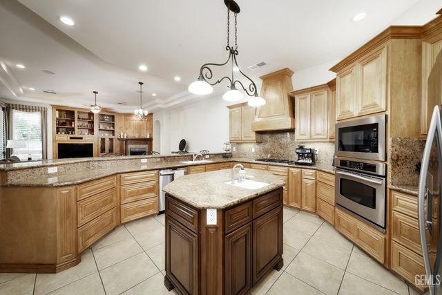 12700 Clay Creek Court, Bakersfield, CA 93312