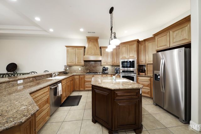 12700 Clay Creek Court, Bakersfield, CA 93312