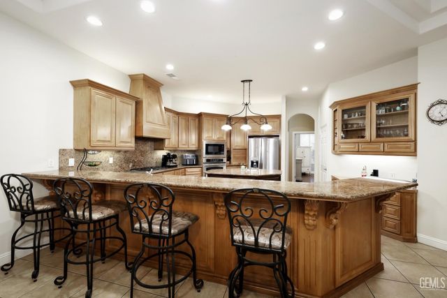 12700 Clay Creek Court, Bakersfield, CA 93312