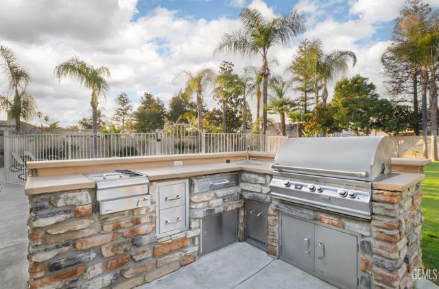 12700 Clay Creek Court, Bakersfield, CA 93312