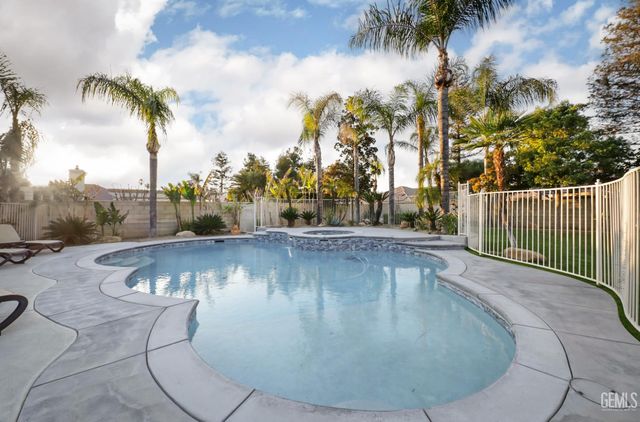 12700 Clay Creek Court, Bakersfield, CA 93312