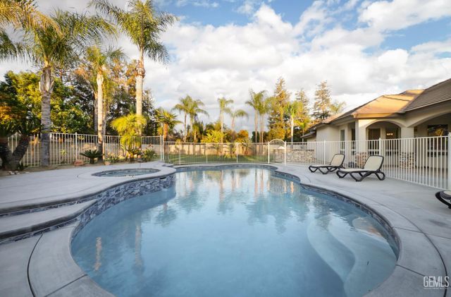 12700 Clay Creek Court, Bakersfield, CA 93312