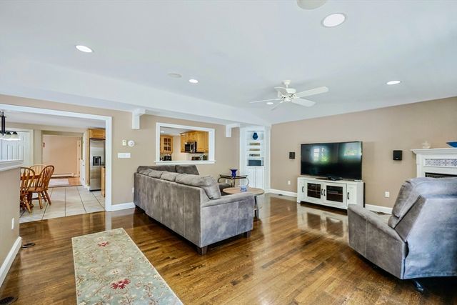 33 Lill Avenue, Newton, MA 02465
