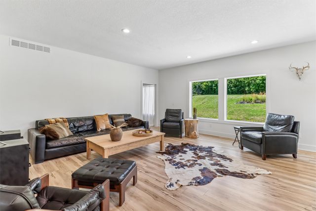 5617 Wolcott Circle, Des Moines, IA 50321