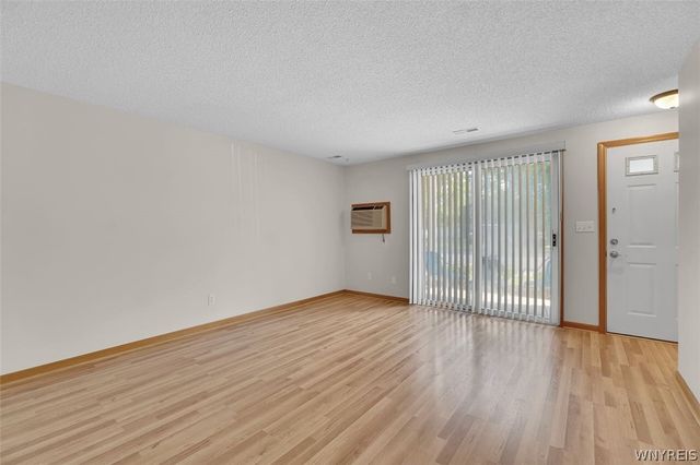 11 E Sunmist Sq E, Amherst, NY 14228