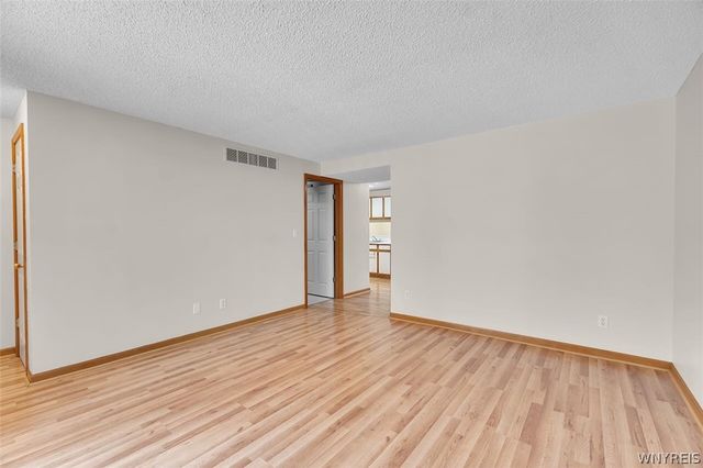 11 E Sunmist Sq E, Amherst, NY 14228
