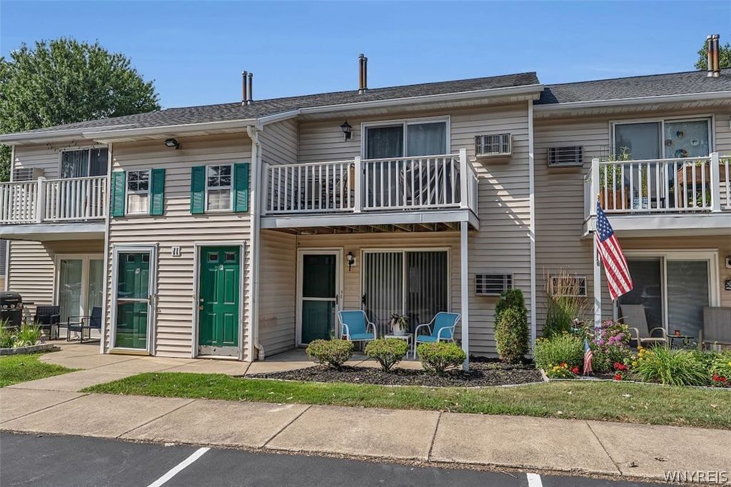11 E Sunmist Sq E, Amherst, NY 14228