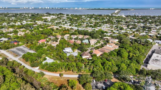 1126 NE Post Oak Way, Jensen Beach, FL 34957