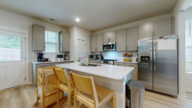 615 Ballard Dr, White House, TN 37188