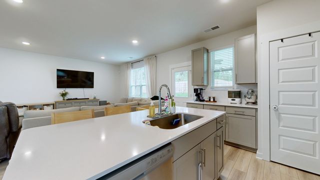 615 Ballard Dr, White House, TN 37188