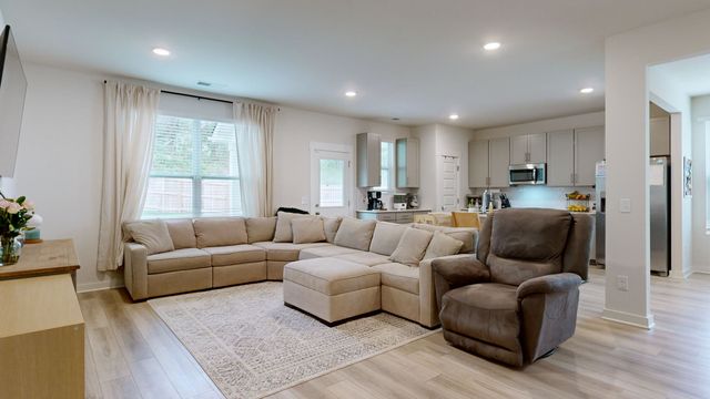 615 Ballard Dr, White House, TN 37188