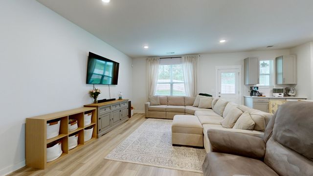 615 Ballard Dr, White House, TN 37188