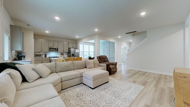 615 Ballard Dr, White House, TN 37188