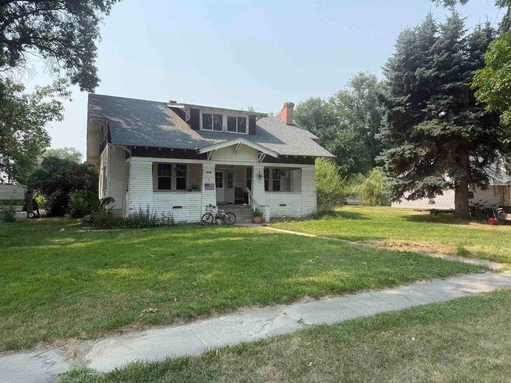 94 S 1st St W, Cowley, WY 82420 photo 1